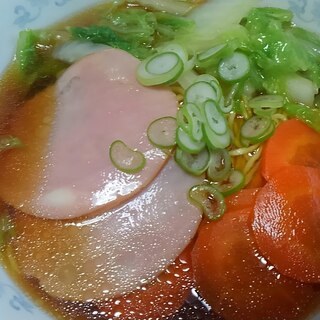 人参と白菜とハムのせ醤油ラーメン＊